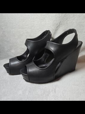 Simply Vera Wang Black Platform Wedge Heels Size 9